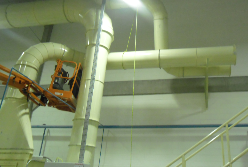 Dutos de exaustão instalados em planta industrial