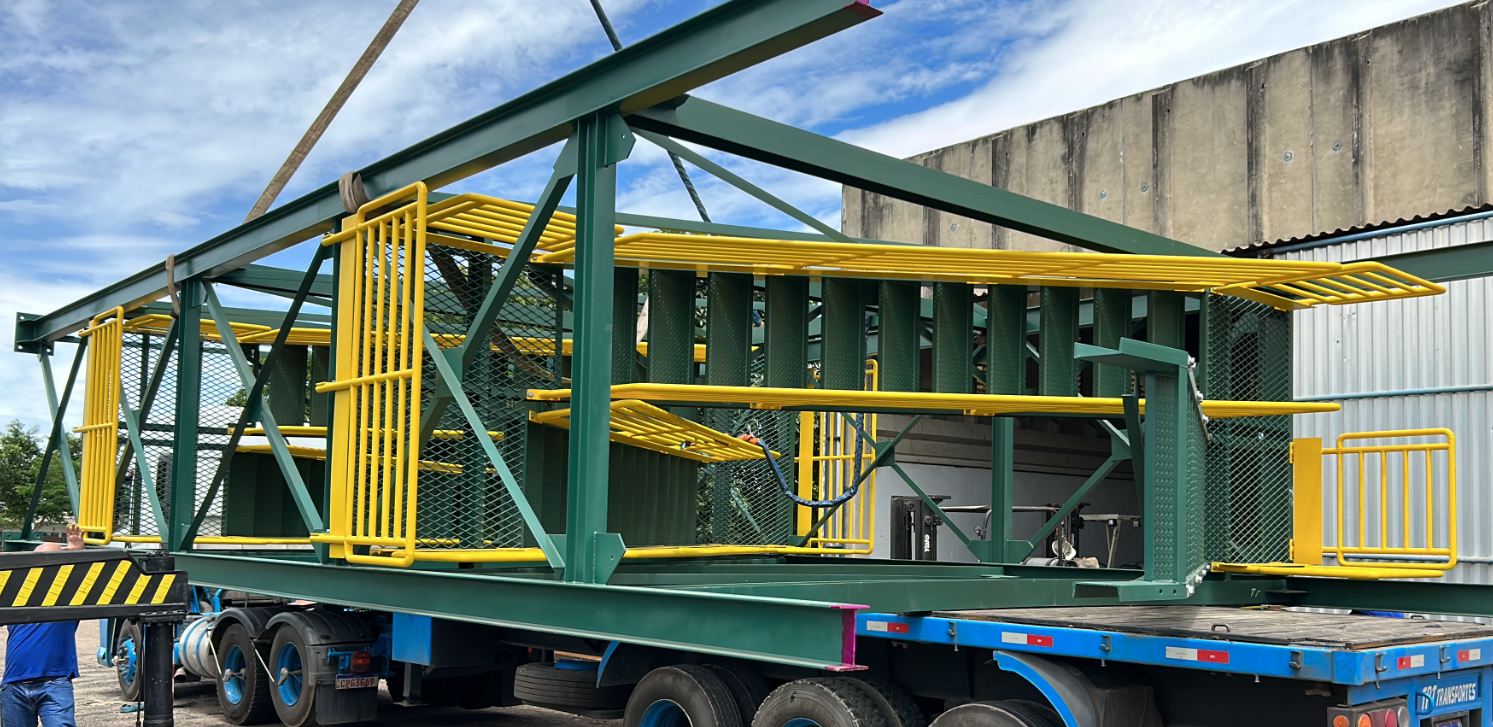 Estrutura metálica preparada para transporte
