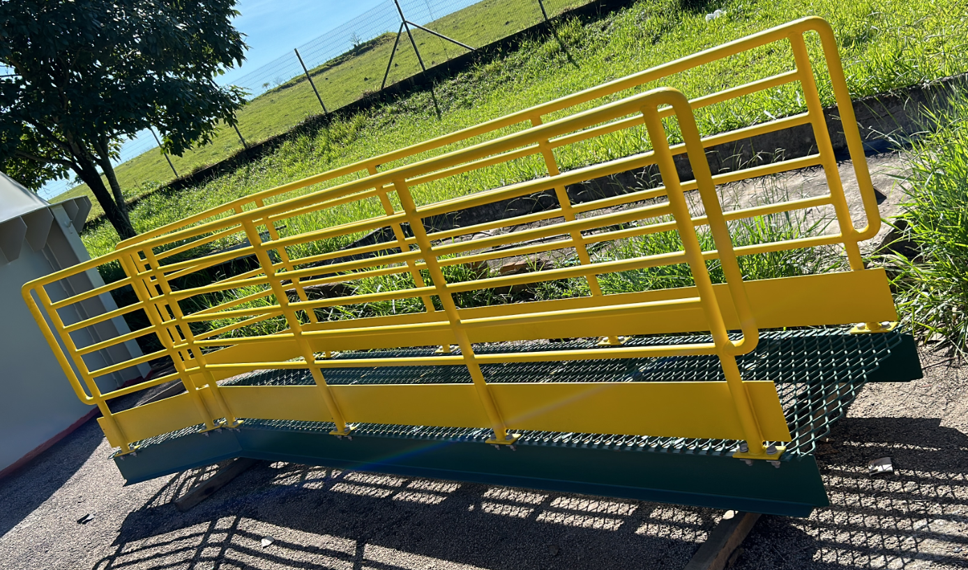 Detalhe das plataformas e guarda-corpos da estrutura